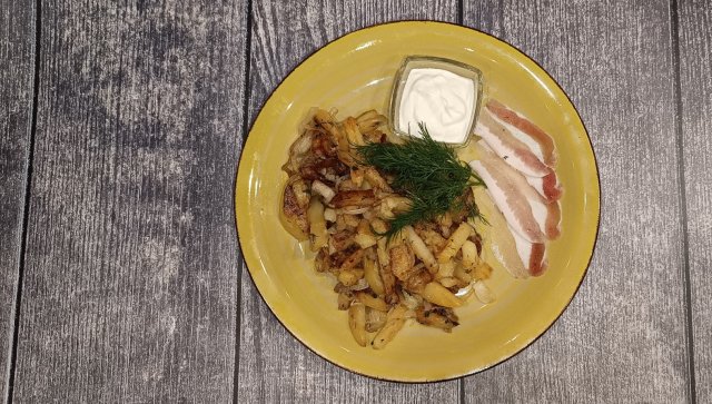 Жаренная картошка с ароматным луком