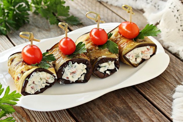 Рулетики из баклажан со сливочным сыром и орехами