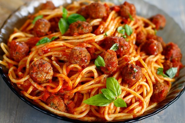 Паста с фрикадельками - рецепт итальянской кухни с беконом и томатным соусом