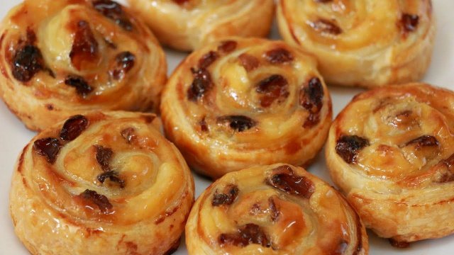 Воздушные булочки с изюмом на кефире: пошаговый рецепт