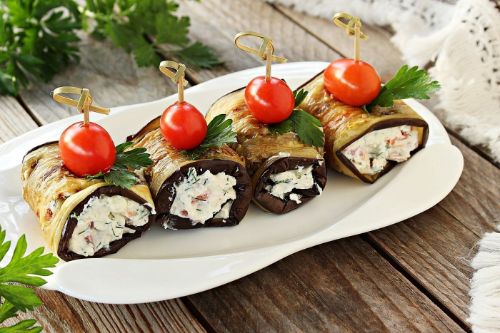 Рулетики из баклажан со сливочным сыром и орехами